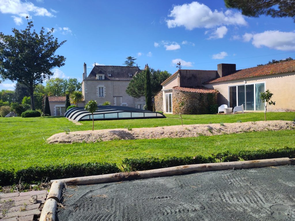 La salle de séminaire et son jardin