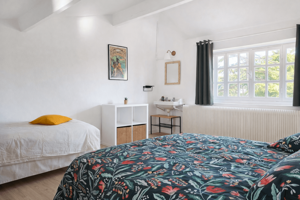 2e chambre avec un lit double et 1 lit simple