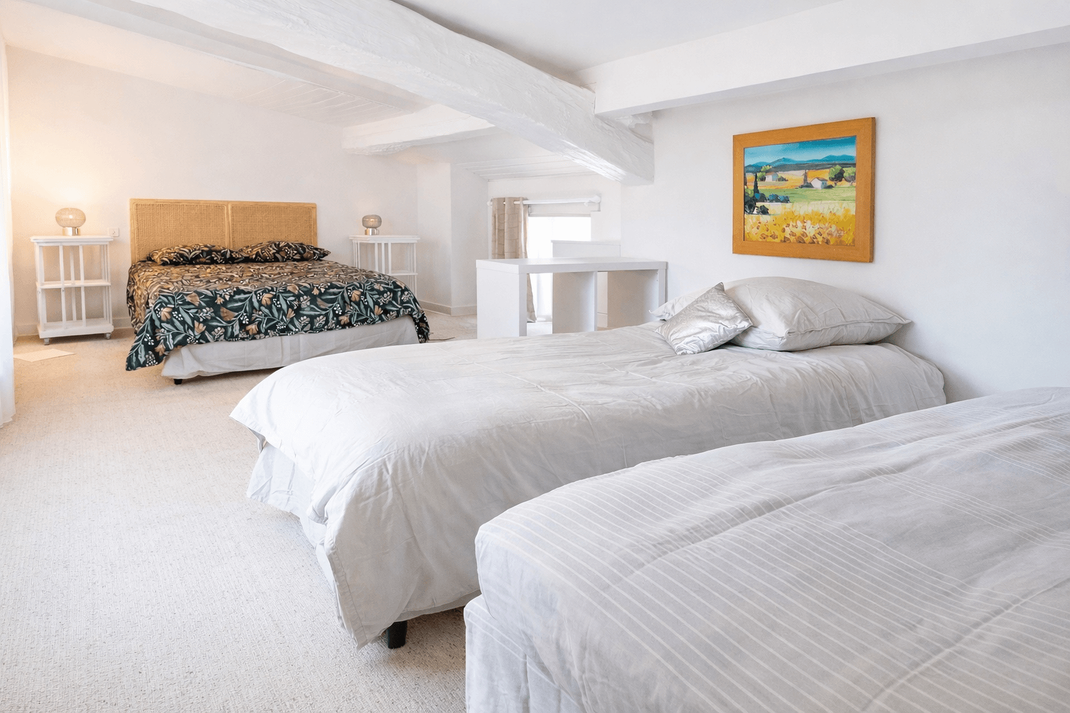 Chambre Spacieuse avec un lit double et un lit simple