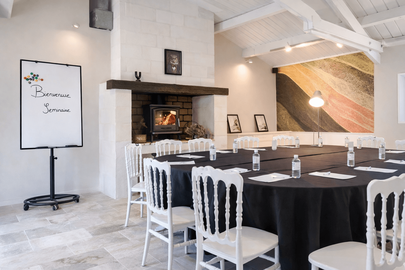 Salle de séminaire cosy cheminée comme à la maison Domaine du Patis de la Bouteillerie Vertou