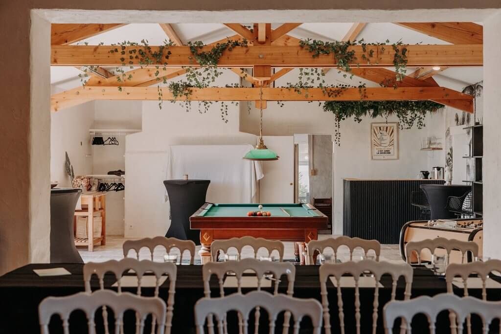 Salle de séminaire avec vue sur la salle de billard du Domaine