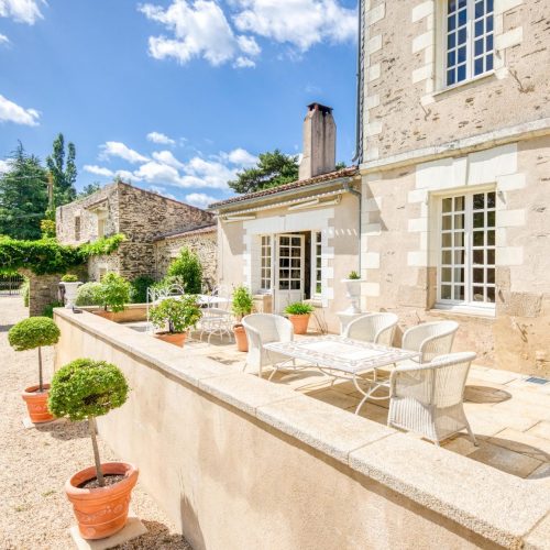 Le perron de la maison principale