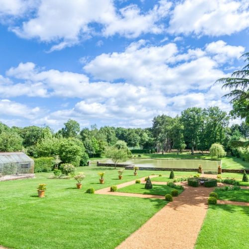 Vue de l'étang et du jardin